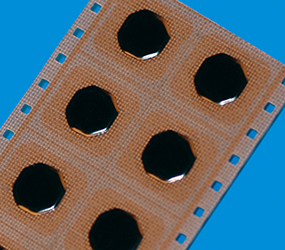 Glob top noir pour protection de puces | © Panacol/Eleco Panacol – EFD